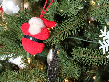 #Handmade #Felt Christmas Bulb Ornaments make the perfect gift this holiday season via www.waittilyourfathergetshome.com #Christmas #bulbs #ornaments #kidfriendly #christmastree