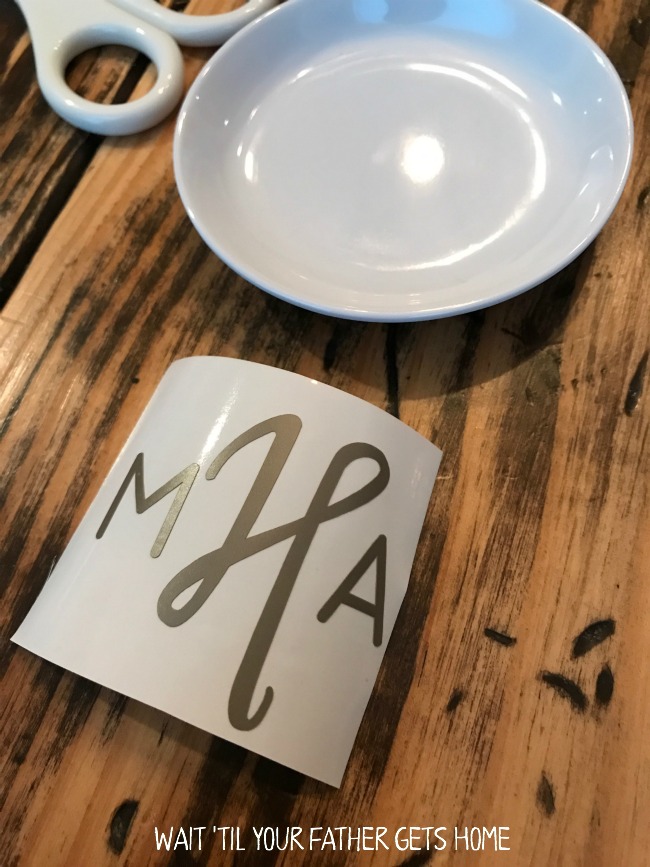 Simple Monogram Ring Dish with Cricut Explore Air 2 via Wait 'Til Your Father Gets Home #MothersDay #MothersdayGifts #giftideas #Cricut #CricutGifts #Monogram #MonogramGifts #RingDish #ad