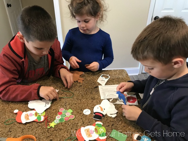 Christmas Crafts with Kids and Oriental Trading #ChristmasCrafts #ChristmasOrnaments #KidCrafts #KidChristmasCrafts #ad #sp #OrientalTrading