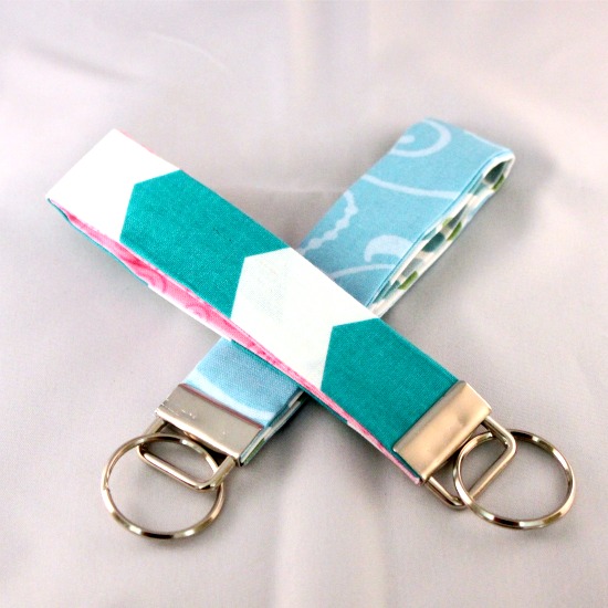 No-Sew Fabric Key Fobs @ Wait Til Your Father Gets Home make the perfect gift! #nosew #keyfob #keychain
